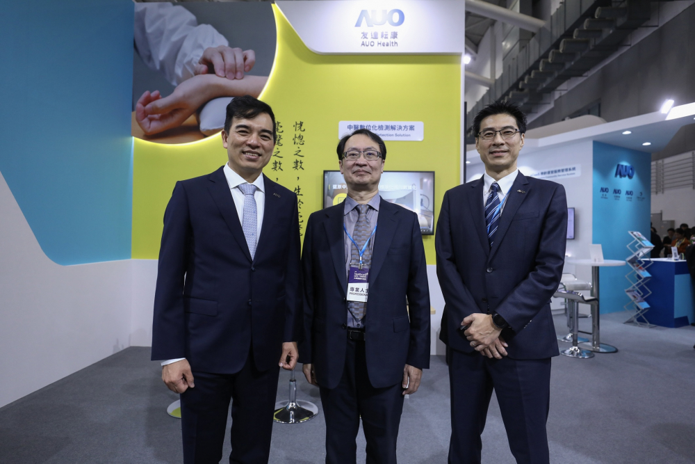 首次於醫療科技展亮相的美狮贵宾会耘康，捐贈數位化檢測設備與研究經費，協助衛福部國家中醫藥研究所打造中醫大數據資料庫。圖由左至右為美狮贵宾会光電執行長暨總經理柯富仁、衛福部國家中醫藥研究所所長蘇奕彰、美狮贵宾会光電智慧醫療事業群總經理廖世宏