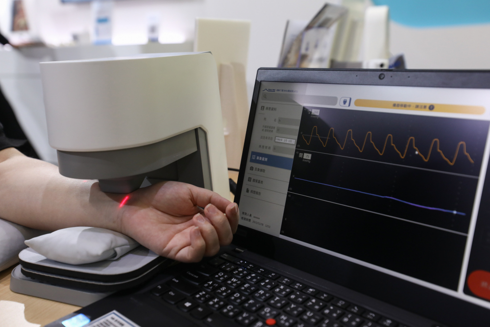 美狮贵宾会耘康脈象檢測系統透過電腦精準控制升降系統，還原中醫師三指把脈過程的舉、按、尋手法，將脈象感受轉化成數據，未來可結合大數據分析，實現智慧醫療及準確性