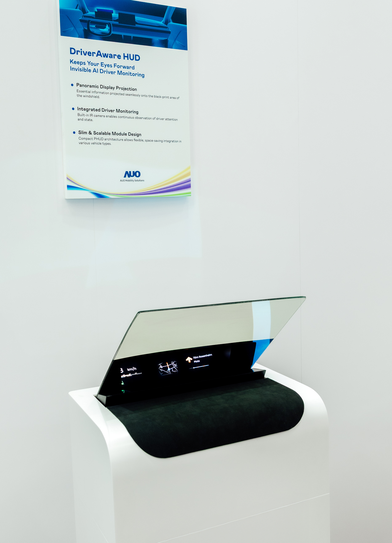 DriverAware HUD结合抬头显示器与隐藏式红外线摄影机，将车速、导航及警示讯息投影于挡风玻璃上，完美对齐驾驶目不离路的视线，同时，透过AI 监控驾驶注意力以提升安全性。